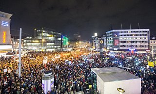 Veranstaltungen, die große Menschenmassen anziehen, wird es in diesem Wahljahr wegen Corona nicht geben. Unser Symbolbild wurde bei der Kundgebung von "Bielefeld ist bunt und weltoffen" auf dem Jahnplatz aufgenommen. - Christian Welsche Veranstaltungen, die große Menschenmassen anziehen, wird es in diesem Wahljahr wegen Corona nicht geben. Unser Symbolbild wurde bei der Kundgebung von "Bielefeld ist bunt und weltoffen" auf dem Jahnplatz aufgenommen. - Christian Welsche