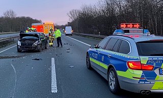 Der Suzuki-Kleinwagen schleuderte in die Mittelleitplanke. - Feuerwehr Paderborn Der Suzuki-Kleinwagen schleuderte in die Mittelleitplanke. - Feuerwehr Paderborn
