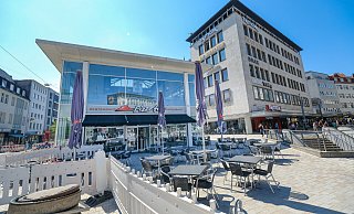Im Pavillon auf dem Jahnplatz bedient seit 25 Jahren die Kette "Pizza Hut". - Andreas Zobe Im Pavillon auf dem Jahnplatz bedient seit 25 Jahren die Kette "Pizza Hut". - Andreas Zobe