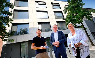 Vor dem neuen Gebäude: Björn Sendker, Spezialist Gebäudemanagement bei der Volksbank (v.l.), Michael Deitert, Vorstandsvorsitzender, Heike Winter, Geschäftsführerin der Geno Immobilien GmbH. Während nebenan in der Volksbank-Zentrale Platz für 250 Mitarbeiter ist, sind die Räume im Neubau komplett vermietet. - Andreas Frücht Vor dem neuen Gebäude: Björn Sendker, Spezialist Gebäudemanagement bei der Volksbank (v.l.), Michael Deitert, Vorstandsvorsitzender, Heike Winter, Geschäftsführerin der Geno Immobilien GmbH. Während nebenan in der Volksbank-Zentrale Platz für 250 Mitarbeiter ist, sind die Räume im Neubau komplett vermietet. - Andreas Frücht