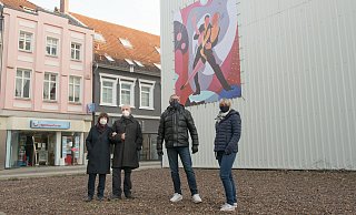 Künstler Heinz Spremberg (3. v. l.) mit seiner Frau Marion (l.) vor seinem Bild "Tango". Gedruckt wurde es von Michelle Trapp (Tex Max Textilveredelung), die Idee hatte Bruno Obens. - Ralf Bittner Künstler Heinz Spremberg (3. v. l.) mit seiner Frau Marion (l.) vor seinem Bild "Tango". Gedruckt wurde es von Michelle Trapp (Tex Max Textilveredelung), die Idee hatte Bruno Obens. - Ralf Bittner