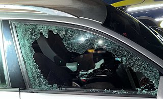 Die bisher unbekannten Täter zertrümmerten eine Autoscheibe. Foto: - Polizei Minden-Lübbecke Die bisher unbekannten Täter zertrümmerten eine Autoscheibe. Foto: - Polizei Minden-Lübbecke