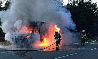 Der Transporter stand bereits vollständig in Flammen, als die Feuerwehr Hövelhof am Einsatzort eintraf. - Tim Kesselmeier/Feuerwehr Hövelhof Der Transporter stand bereits vollständig in Flammen, als die Feuerwehr Hövelhof am Einsatzort eintraf. - Tim Kesselmeier/Feuerwehr Hövelhof