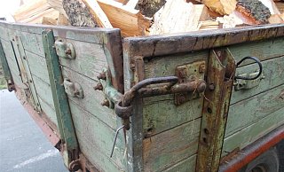 Auch der Anhänger des Treckergespanns war verkehrsunsicher. - Polizei Minden-Lübbecke Auch der Anhänger des Treckergespanns war verkehrsunsicher. - Polizei Minden-Lübbecke