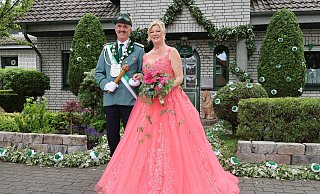 Die Lipplinger Majestäten Werner und Stefanie Horenkamp bereiten sich in ihrer grün-weiß geschmückten Residenz auf den finalen Höhepunkt ihres Regierungsjahres vor. - Regina Brucksch Die Lipplinger Majestäten Werner und Stefanie Horenkamp bereiten sich in ihrer grün-weiß geschmückten Residenz auf den finalen Höhepunkt ihres Regierungsjahres vor. - Regina Brucksch