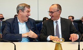 Bei der konstituierenden Sitzung der neuen Unionsfraktion präsentieren sich Wahlsieger Friedrich Merz (CDU) und CSU-Chef Markus Söder bestens gelaunt. Während die Union aufs Tempo drückt, setzt die SPD ihren eigenen Ton. - Michael Kappeler/dpa Bei der konstituierenden Sitzung der neuen Unionsfraktion präsentieren sich Wahlsieger Friedrich Merz (CDU) und CSU-Chef Markus Söder bestens gelaunt. Während die Union aufs Tempo drückt, setzt die SPD ihren eigenen Ton. - Michael Kappeler/dpa