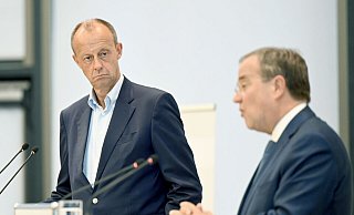 Übt harsche Kritik an der eigenen Partei: Friedrich Merz (l.). Armin Laschet (r.) sieht sich derweil Dauer-Attacken ausgesetzt. - picture alliance/dpa Übt harsche Kritik an der eigenen Partei: Friedrich Merz (l.). Armin Laschet (r.) sieht sich derweil Dauer-Attacken ausgesetzt. - picture alliance/dpa