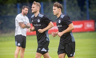 Arminia-Neuzugang Tim Handwerker (l.) und Felix Hagmann drehen und den Augen von Trainer Mitch Kniat ihre Runden. - Mike-Dennis Müller Arminia-Neuzugang Tim Handwerker (l.) und Felix Hagmann drehen und den Augen von Trainer Mitch Kniat ihre Runden. - Mike-Dennis Müller