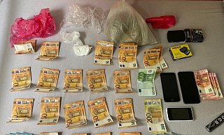 Sichergestellt: So sieht der unübersichtliche Inhalt einer Dealer-Jacke übersichtlich sortiert aus. - Polizei Sichergestellt: So sieht der unübersichtliche Inhalt einer Dealer-Jacke übersichtlich sortiert aus. - Polizei