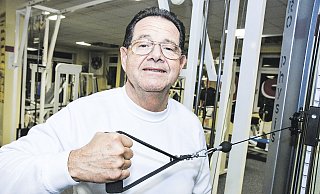 Immer am Zug: Arnold Ackermann betreibt seit 1994 ein Fitness-Studio in der Stadt. Vor sieben Jahren hat sich der gebürtige Kölner auf den medizinischen Muskelaufbau nach Sport- und Arbeitsunfällen sowie auf die Muskelbalance nach Fehlhaltungen spezialisiert. Der 66-Jährige ist zudem zertifizierter Reha-Sportanbieter. - Karin Prignitz Immer am Zug: Arnold Ackermann betreibt seit 1994 ein Fitness-Studio in der Stadt. Vor sieben Jahren hat sich der gebürtige Kölner auf den medizinischen Muskelaufbau nach Sport- und Arbeitsunfällen sowie auf die Muskelbalance nach Fehlhaltungen spezialisiert. Der 66-Jährige ist zudem zertifizierter Reha-Sportanbieter. - Karin Prignitz