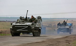 Russische Militärfahrzeuge fahren auf einer Straße im ostukrainischen Gebiet Donezk. - Foto: Alexei Alexandrov/AP/dpa Russische Militärfahrzeuge fahren auf einer Straße im ostukrainischen Gebiet Donezk. - Foto: Alexei Alexandrov/AP/dpa