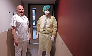 Johannes Balzer, Leiter der Krankenhaus-Hygiene, und Chefarzt Thorsten Pohle zeigen die Schutzkleidung, die in der Schleuse eines Isolierzimmers angezogen wird. - Frank-Michael Kiel-Steinkamp Johannes Balzer, Leiter der Krankenhaus-Hygiene, und Chefarzt Thorsten Pohle zeigen die Schutzkleidung, die in der Schleuse eines Isolierzimmers angezogen wird. - Frank-Michael Kiel-Steinkamp
