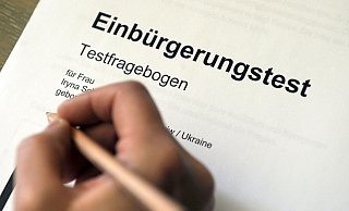 Auf schriftliche Deutsch-Prüfungen und einen Einbürgerungstest soll bei älteren Menschen, die einst über staatliche Abkommen als Arbeitskräfte ins Land gekommen waren, verzichtet werden. - Uli Deck/dpa Auf schriftliche Deutsch-Prüfungen und einen Einbürgerungstest soll bei älteren Menschen, die einst über staatliche Abkommen als Arbeitskräfte ins Land gekommen waren, verzichtet werden. - Uli Deck/dpa