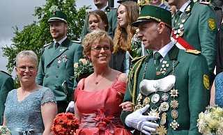 Das Königspaar Sabine Kleine und Oliver Jochmann bildete zusammen mit seinem Hofstaat, dem Jungschützenthron und dem Kinderprinzenpaar den strahlenden Mittelpunkt des Schützenfestes im Weberdorf - Silke Riethmüller Das Königspaar Sabine Kleine und Oliver Jochmann bildete zusammen mit seinem Hofstaat, dem Jungschützenthron und dem Kinderprinzenpaar den strahlenden Mittelpunkt des Schützenfestes im Weberdorf - Silke Riethmüller