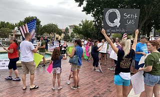 Demonstranten in Florida während einer Protestaktion der #SaveOurChildren-Bewegung, die aus der QAnon-Verschwörungserzählung entstanden ist. - Picture Alliance Demonstranten in Florida während einer Protestaktion der #SaveOurChildren-Bewegung, die aus der QAnon-Verschwörungserzählung entstanden ist. - Picture Alliance