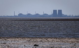 Das Kernkraftwerk Saporischschja im Hintergrund des flachen Kachowka-Stausees. Die Anlage ist seit 2022 unter russischer Besatzung. - Kateryna Klochko/AP Das Kernkraftwerk Saporischschja im Hintergrund des flachen Kachowka-Stausees. Die Anlage ist seit 2022 unter russischer Besatzung. - Kateryna Klochko/AP