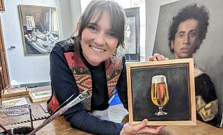 Künstlerin Marie von Spiegel hat ein Rheder-Schlossbräu in historischer Maltechnik porträtiert. - Burkhard Battran Künstlerin Marie von Spiegel hat ein Rheder-Schlossbräu in historischer Maltechnik porträtiert. - Burkhard Battran
