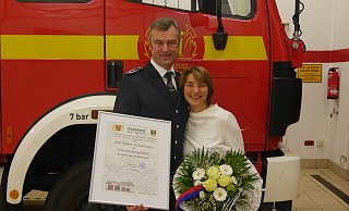 Der Stadtbrandinspektor Robert Siemensmeyer freut sich mit Ehefrau Sonja, nun Ehrenlöschzugführer zu sein. - Feuerwehr Sande Der Stadtbrandinspektor Robert Siemensmeyer freut sich mit Ehefrau Sonja, nun Ehrenlöschzugführer zu sein. - Feuerwehr Sande