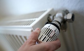 Eine Frau dreht an einem Heizungsthermostat. - Marcus Brandt/dpa Eine Frau dreht an einem Heizungsthermostat. - Marcus Brandt/dpa