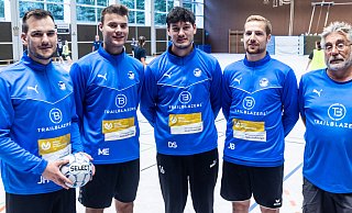 Brakes neuer Trainer Matthias Wieling (r.) mit den Zugängen Jannes Hagensieker (2. Mannschaft, v. l.), Matti Eisele (JSG 07 Bielefeld), Denis Siepert (TSV Bösingfeld) und Jonas Barndt (2. Mannschaft). Matti EiseleDenis SiepertJonas Barndt + TRAINER - Mueller Brakes neuer Trainer Matthias Wieling (r.) mit den Zugängen Jannes Hagensieker (2. Mannschaft, v. l.), Matti Eisele (JSG 07 Bielefeld), Denis Siepert (TSV Bösingfeld) und Jonas Barndt (2. Mannschaft). Matti EiseleDenis SiepertJonas Barndt + TRAINER - Mueller