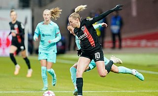 Die Fußballerinnen von Eintracht Frankfurt um Laura Freigang (vorne) spielen gegen den FC Bayern München im großen Stadion. - Uwe Anspach/dpa Die Fußballerinnen von Eintracht Frankfurt um Laura Freigang (vorne) spielen gegen den FC Bayern München im großen Stadion. - Uwe Anspach/dpa