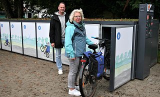 Marko Ellerbrock und Dorothea Bröring von der Stadt Enger vor den Boxen am Kleinbahnhof - und hinter einem Fahrrad fürs Foto. - Meiko Haselhorst Marko Ellerbrock und Dorothea Bröring von der Stadt Enger vor den Boxen am Kleinbahnhof - und hinter einem Fahrrad fürs Foto. - Meiko Haselhorst