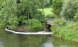 Noch immer sind die Probleme mit den übel riechendem Öl am EInlauf des Siekbachs in die Diemel nicht behoben. Die Feuerwehr hat an der Radweg-Brücke Ölsperren angelegt. - Hubert Rösel Noch immer sind die Probleme mit den übel riechendem Öl am EInlauf des Siekbachs in die Diemel nicht behoben. Die Feuerwehr hat an der Radweg-Brücke Ölsperren angelegt. - Hubert Rösel