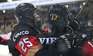 Emily Nix (r) jubelt mit Laura Kluge über das 2:0 gegen Österreich. - Carmen Jaspersen/dpa Emily Nix (r) jubelt mit Laura Kluge über das 2:0 gegen Österreich. - Carmen Jaspersen/dpa