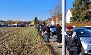 Mega-Schlange in Altenhagen: Aktuell herrscht wieder Chaos beim mobilen Impfen. - Privat Mega-Schlange in Altenhagen: Aktuell herrscht wieder Chaos beim mobilen Impfen. - Privat