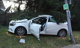 Nach der Kollision kam der Mercedes nach rechts von der Straße ab. - Polizei Minden-Lübbecke Nach der Kollision kam der Mercedes nach rechts von der Straße ab. - Polizei Minden-Lübbecke