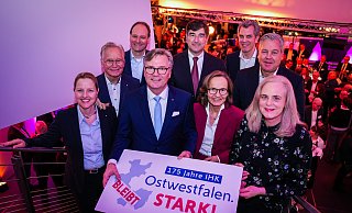 Mit der Botschaft Ostwestfalen bleibt stark! geht das IHK-Präsidium ins Jahr 2025 (von links): Alexandra Altmann, Ehrenpräsident Ortwin Goldbeck, Markus Miele, Präsident Jörn Wahl-Schwentker, Albert Christmann, Hauptgeschäftsführerin Petra Pigerl-Radtke, Thilo Pahl, Christoph Barre und Raphaela Knoke. Foto: Heiko Stoll/IHK Ostwestfalen - IHK Ostwestfalen Mit der Botschaft Ostwestfalen bleibt stark! geht das IHK-Präsidium ins Jahr 2025 (von links): Alexandra Altmann, Ehrenpräsident Ortwin Goldbeck, Markus Miele, Präsident Jörn Wahl-Schwentker, Albert Christmann, Hauptgeschäftsführerin Petra Pigerl-Radtke, Thilo Pahl, Christoph Barre und Raphaela Knoke. Foto: Heiko Stoll/IHK Ostwestfalen - IHK Ostwestfalen
