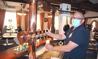 Gastwirt Detlef Rasche hinter dem Tresen seiner Pils Quelle. - Burkhard Battran Gastwirt Detlef Rasche hinter dem Tresen seiner Pils Quelle. - Burkhard Battran