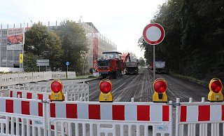 Die Fahrbahnoberfläche der Gütersloher Straße wird vor dem Fleischwerk Tönnies saniert. - Marion Pokorra-Brockschmidt Die Fahrbahnoberfläche der Gütersloher Straße wird vor dem Fleischwerk Tönnies saniert. - Marion Pokorra-Brockschmidt