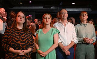 Betroffene Gesichter bei den Grünen: In Thüringen bleibt die Partei unter der 5-Prozent-Hürde, in Sachsen ist sie laut Hochrechnung nur knapp drüber. - Hendrik Schmidt/dpa Betroffene Gesichter bei den Grünen: In Thüringen bleibt die Partei unter der 5-Prozent-Hürde, in Sachsen ist sie laut Hochrechnung nur knapp drüber. - Hendrik Schmidt/dpa