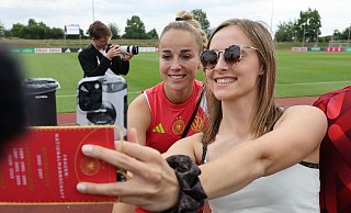 Bei den Fans begehrt für Selfies: DFB-Kapitänin Giulia Gwinn. - Daniel Löb/dpa Bei den Fans begehrt für Selfies: DFB-Kapitänin Giulia Gwinn. - Daniel Löb/dpa