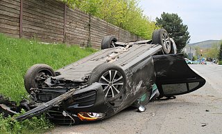 Das Fahrzeug kam auf dem Dach zum Stehen. - Foto: Polizei Minden-Lübbecke Das Fahrzeug kam auf dem Dach zum Stehen. - Foto: Polizei Minden-Lübbecke
