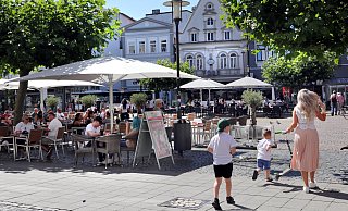 Die Innenstadt füllte sich in den vergangenen Tagen. Viele Herforder besuchten die Lokale auf den zentralen Plätzen. - Frank-Michael Kiel-Steinkamp Die Innenstadt füllte sich in den vergangenen Tagen. Viele Herforder besuchten die Lokale auf den zentralen Plätzen. - Frank-Michael Kiel-Steinkamp
