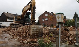 Steine und Holz: Der Bagger hat ganze Arbeit geleistet. - Sylvia Tetmeyer Steine und Holz: Der Bagger hat ganze Arbeit geleistet. - Sylvia Tetmeyer