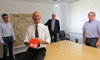 SPD-Kreischef Burkhard Blienert, der Altenbekener Fraktionsvorsitzende Ulrich Meyer und Ortsvereinsvorsitzender Friedhelm Klute (hinten v. l.) stellen Ingo Stucke als Bürgermeisterkandidaten vor. - Uwe Müller SPD-Kreischef Burkhard Blienert, der Altenbekener Fraktionsvorsitzende Ulrich Meyer und Ortsvereinsvorsitzender Friedhelm Klute (hinten v. l.) stellen Ingo Stucke als Bürgermeisterkandidaten vor. - Uwe Müller