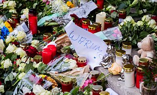 «Warum?» steht auf einem Zettel an einem Gedenkort für die Toten und Verletzten der Attacke. - Christoph Soeder/dpa «Warum?» steht auf einem Zettel an einem Gedenkort für die Toten und Verletzten der Attacke. - Christoph Soeder/dpa