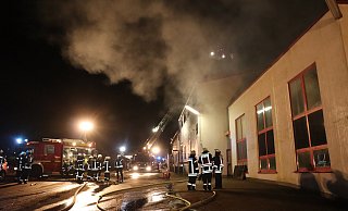 Rauchschwaden quollen beim Brand aus dem Gebäude in Porta Westfalica. - MT-Foto: Patrick Schwemling Rauchschwaden quollen beim Brand aus dem Gebäude in Porta Westfalica. - MT-Foto: Patrick Schwemling