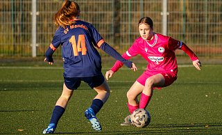 Weil der B-Juniorinnen-Kader des DSC Arminias enorm ausgedünnt war, half U16-Spielerin Ryke Berkowitz (r.) aus. - Andreas Zobe Weil der B-Juniorinnen-Kader des DSC Arminias enorm ausgedünnt war, half U16-Spielerin Ryke Berkowitz (r.) aus. - Andreas Zobe