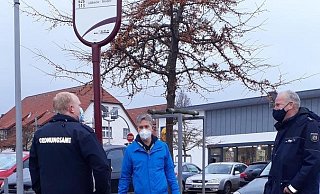 Tauschen sich vor Ort am Stadtzentrum aus: Ordnungsamtsleiter Matthias Kuhle (v . l.), Schulleiter Christian Schäffer und Polizei Bezirksbeamter Jürgen Kummer. - Stadt Pr. Oldendorf Tauschen sich vor Ort am Stadtzentrum aus: Ordnungsamtsleiter Matthias Kuhle (v . l.), Schulleiter Christian Schäffer und Polizei Bezirksbeamter Jürgen Kummer. - Stadt Pr. Oldendorf