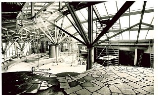 Der Bau der Bali-Therme begann 1994. Das Foto zeigt den Stand der Bauarbeiten im April 1995. - Stadtachriv Bad Oeynhausen Der Bau der Bali-Therme begann 1994. Das Foto zeigt den Stand der Bauarbeiten im April 1995. - Stadtachriv Bad Oeynhausen