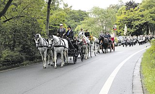 Beim Festumzug bringen drei Kutschen die Majestäten zum Schützenhof. Hier geht es gerade die Jahnstraße entlang. - Nora Pfützenreuter Beim Festumzug bringen drei Kutschen die Majestäten zum Schützenhof. Hier geht es gerade die Jahnstraße entlang. - Nora Pfützenreuter
