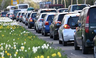 Autos stehen im Stau. Das Verkehrsministerium verfehlt seine Klimaziele. - Patrick Seeger/dpa Autos stehen im Stau. Das Verkehrsministerium verfehlt seine Klimaziele. - Patrick Seeger/dpa