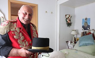 Georg Frank (75) im Schlafzimmer seines Wohnwagens. Er ist der Zirkusdirektor von "Paul Busch" und mit Leib und Seele Schausteller. - Susanne Barth Georg Frank (75) im Schlafzimmer seines Wohnwagens. Er ist der Zirkusdirektor von "Paul Busch" und mit Leib und Seele Schausteller. - Susanne Barth