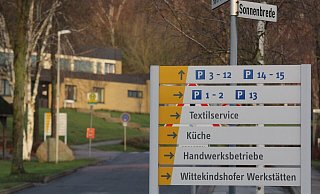 Einfahrt zum Wittekindshof im Bad Oeynhausener Stadtteil Volmerdingsen. - Ulf Hanke Einfahrt zum Wittekindshof im Bad Oeynhausener Stadtteil Volmerdingsen. - Ulf Hanke