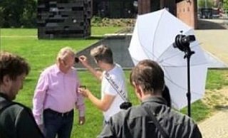 Pit Clausen, Björn Klaus und die Fotografen-Crew beim Foto-Shooting im Park vor der Kunsthalle. Niemand trägt Maske. - Instagram/Screenshot NW Pit Clausen, Björn Klaus und die Fotografen-Crew beim Foto-Shooting im Park vor der Kunsthalle. Niemand trägt Maske. - Instagram/Screenshot NW