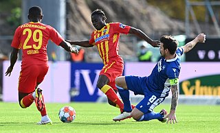 Kelvin Ofori, der sich hier gegen den Karlsruher Jerome Gondorf (r.) durchsetzt, feierte am Sonntag ein gelungenes Startelfdebüt für den SC Paderborn. - picture alliance Kelvin Ofori, der sich hier gegen den Karlsruher Jerome Gondorf (r.) durchsetzt, feierte am Sonntag ein gelungenes Startelfdebüt für den SC Paderborn. - picture alliance